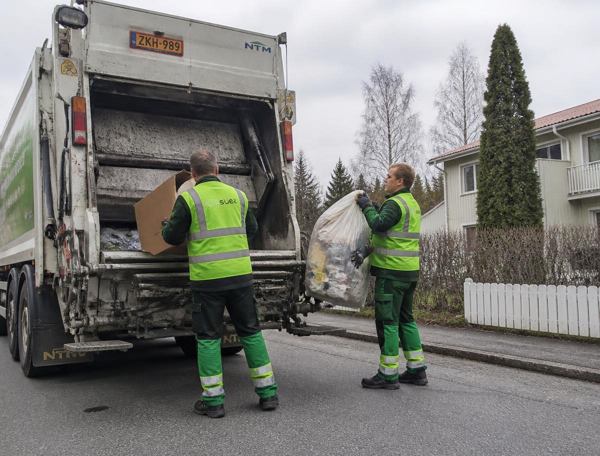 Töömehed laadivad olme- ja koristusjäätmeid prügiveoautosse
